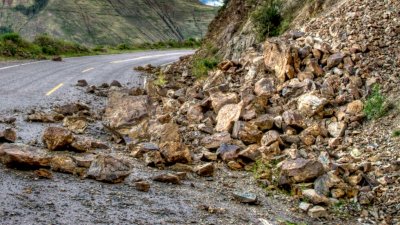 Паднала скала затруднява движението на пътя Симитли Банско Сигналът за паднатала скала