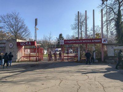 Около стадион Българска армия се чувства оживление  Феновете вече се събират