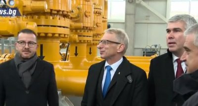 Премиерът Николай Денков министърът на енергетиката Румен Радев и директорът