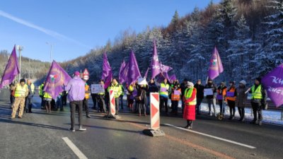 Протестиращи за по високи заплати служители на АПИ блокираха тунел Топли