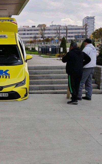 Такси се озова на стълбите пред спортна зала Арена Армеец