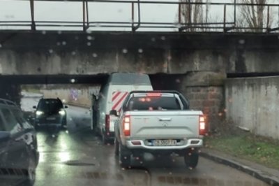 Бус се заклещи под мост в София Инцидентът е станал