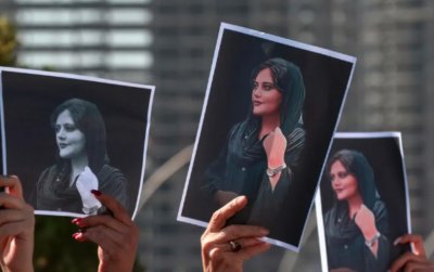 Семейството на иранската кюрдка Махса Амини починала след арест миналата