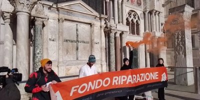 Климатични активисти напръскаха базиликата Сан Марко в центъра на Венеция
