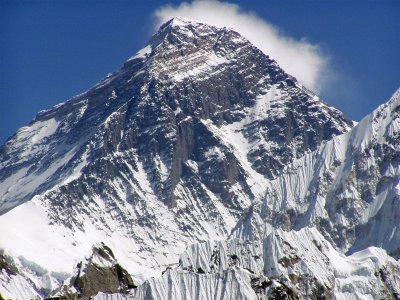 Китай и Непал мерят Еверест, смалил се