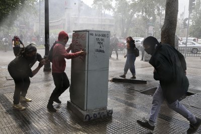 Горящи барикади отложиха повишение на цените в Чили, оценяват щетите