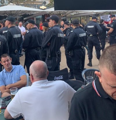 Пиенето на бира на англичаните на "Витошка" приключи с арести 