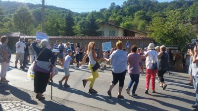 Жителите на Княжево пак блокират пътя с протест