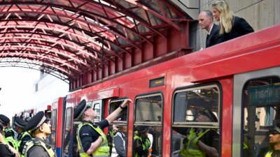 Екоактивисти блокираха метрото в Лондон