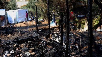 Пожар след сблъсъци между мигранти