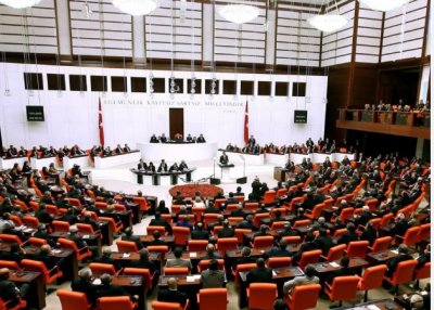 Депутат припадна по време на заседание в турския парламент 