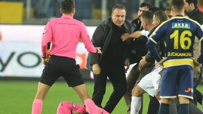 Турция спря футболните си първенства, след като клубен президент удари съдия (СНИМКИ И ВИДЕО)