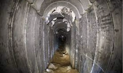 Израел наводнява тунелите на Хамас в Газа