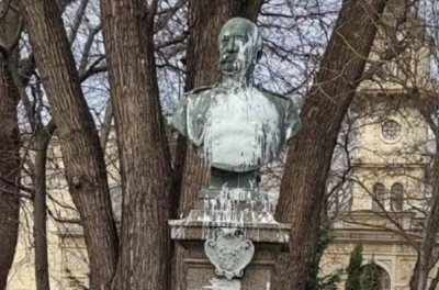 С бяла боя е бил залят бюст паметникът на руския граф Н П