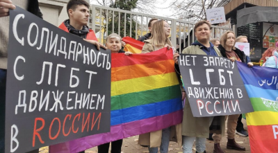 “Жени в черно” и ЛГБТ протестираха пред руското посолство в Белград