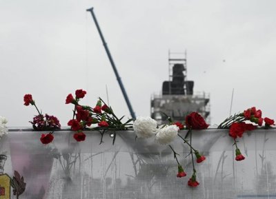 Бели и червени карамфили оставиха пред Паметника на Съветската армия