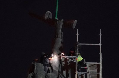 Започна демонтажът на Паметника на Съветската армия отрязаха с флекс