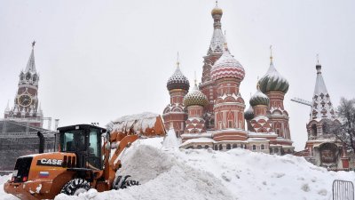 Снежни бури връхлетяха части от Русия в петък покривайки Москва