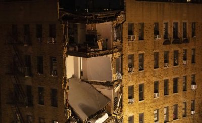 Седеметажен блок в Ню Йорк се срути частично (СНИМКИ)