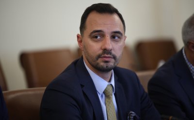 Министърът на икономиката и индустрията Богдан Богданов свали доверие и поиска