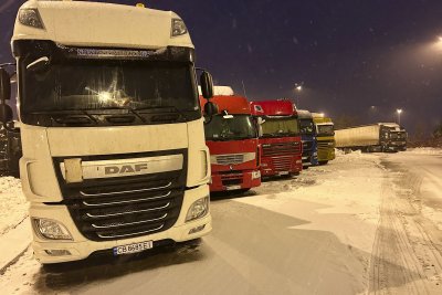 Словакия деблокира движението на камиони през границата си с Украйна след