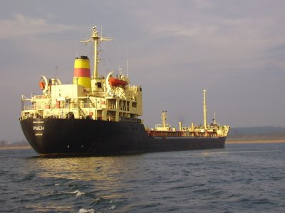 Все още няма връзка с екипажа на кораба "Руен" с девет българи на борда