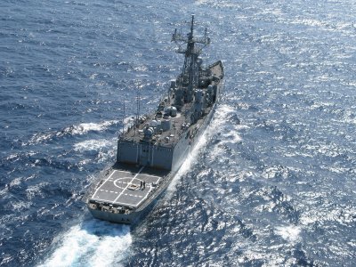 Кораб на испанските военноморски сили се движи с пълна скорост