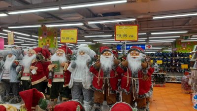 Предколедната шопинг треска за купуване на подаръци и празнична украса