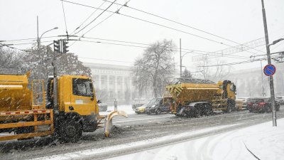 Обработват улиците в София със смеси срещу заледяване