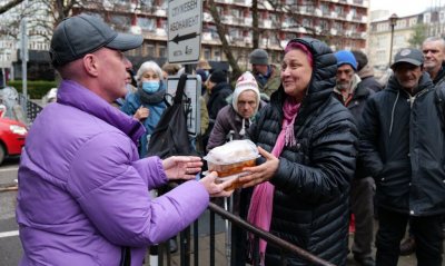 Милосърдие: Столична община раздава храна и топли напитки на бездомни