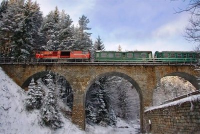 Снегът в Родопите и Рила затрудни и влаковете по теснолинейката