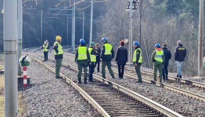 Влак блъсна шестима в Словения, двама от тях загинаха