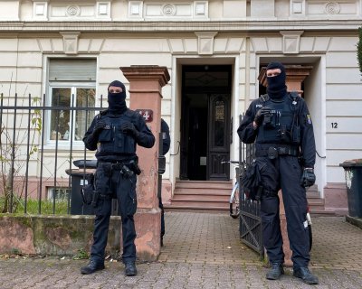 Берлинската полиция извърши днес няколко обиска насочени срещу лява феминистка