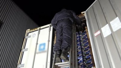 Пет камиона в които са се укривали 145 мигранти бяха