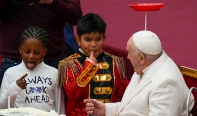 Папа Франциск навърши днес 87 години посрещнат от деца които