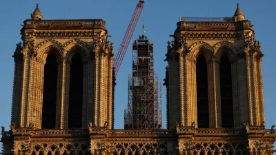 Парижката катедрала Нотр Дам получи нов златен петел на върха