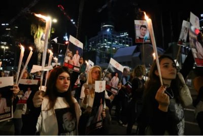Стотици излязоха по улиците в Тел Авив снощи за да
