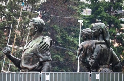 Демонтираните бронзови фигури от паметника на съветската армия са преместени