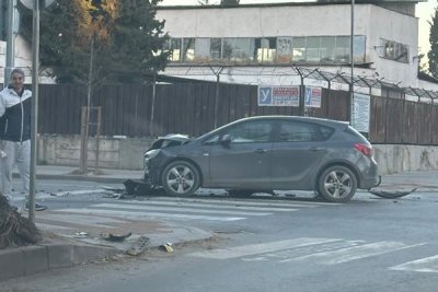 Два автомобила са се блъснали на кръстовището между улиците Богомил