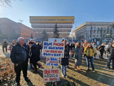 Десетки се събраха на протест срещу водещия на БНР Петър
