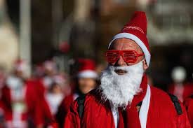Пиян шофьор облечен в костюм на Дядо Коледа катастрофира докато