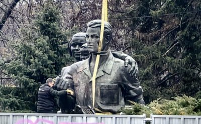 Нарязаните на парчета фигури от Паметника на Съветската армия са буквално