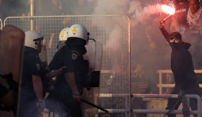 Жалко! Почина полицаят, ранен от фенове в Гърция