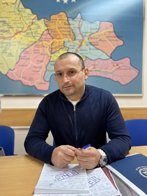 Бивш общински съветник от ГЕРБ се оплака, че кметът на Дупница го е бил