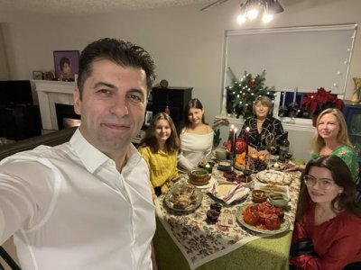 Кирил Петков се върна в Канада за Коледа Депутатът и
