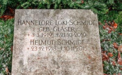 На гроба на бившия германски канцлер Хелмут Шмит в гробището