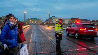 Чехия обяви ден на траур след масовата стрелба в Прага