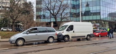 Кола и бус е удариха в София Катастрофата е станала