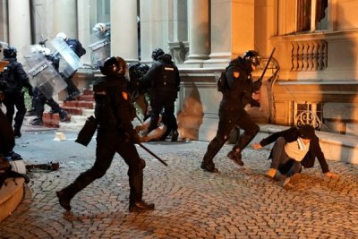8 полицаи са ранени след снощната атака на протестиращи към