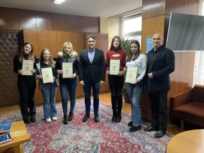 Пет 18 годишни момичета от Бургас върнаха вярата в доброто у жена